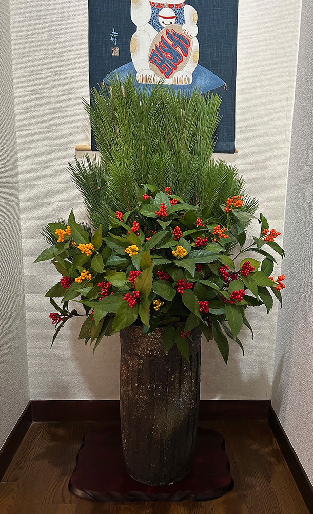 大きな花瓶に活けられた千両と松